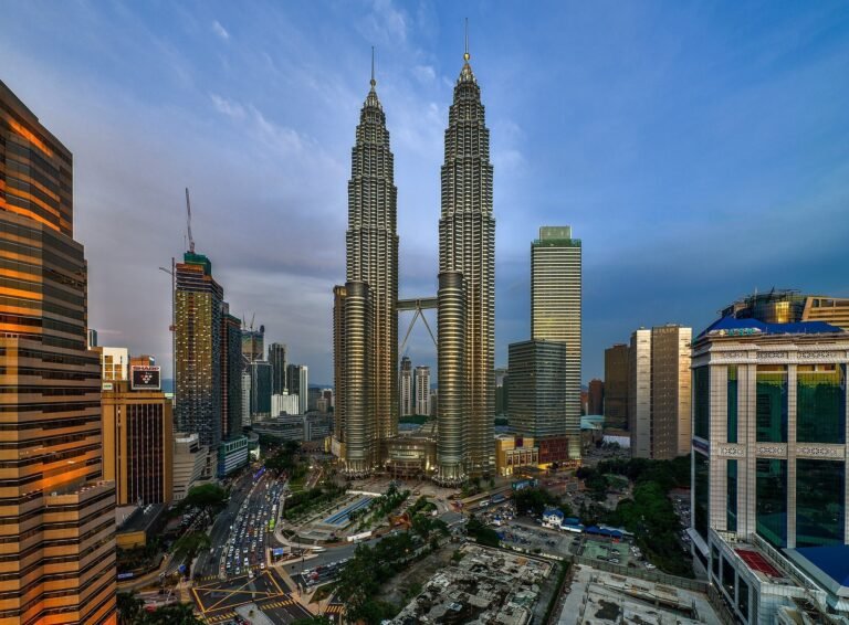 kuala-lumpur-malaiziia-gorod-bashni-den-odinakovye
